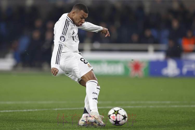 西媒:莱万21年有离队想法首先询问皇马 但遭后者拒绝